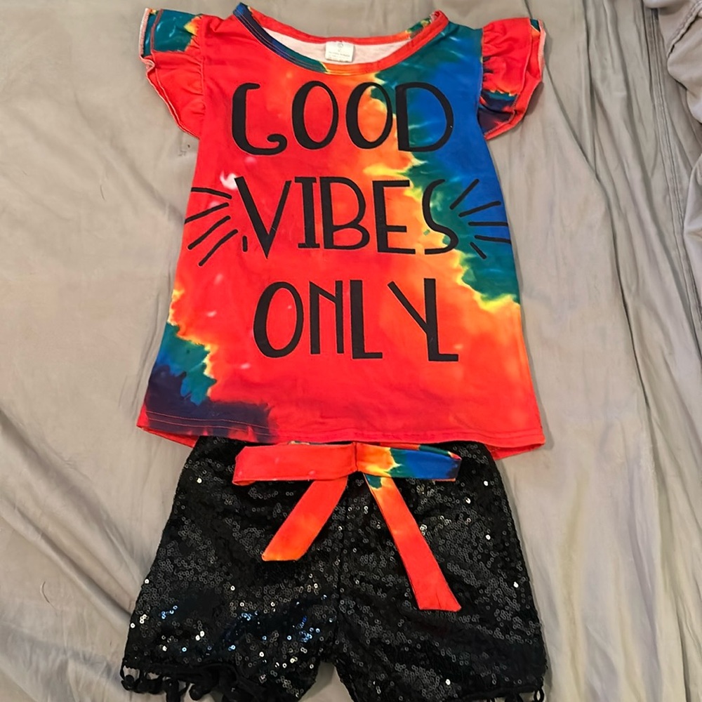 Boutique “Good Vibes Only” outfit